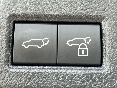 Used 2023 Toyota Venza XLE image 28