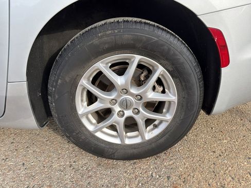 Used 2023 Chrysler Pacifica Touring-L image 12