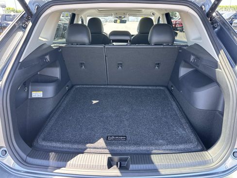 Used 2025 Volkswagen Tiguan SE w/ Panoramic Sunroof Package AWD/4WD image 9