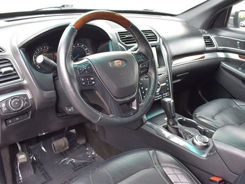 Used 2018 Ford Explorer Platinum AWD/4WD image 3
