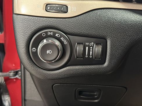 Used 2016 Jeep Cherokee Latitude w/ Cold Weather Group image 19