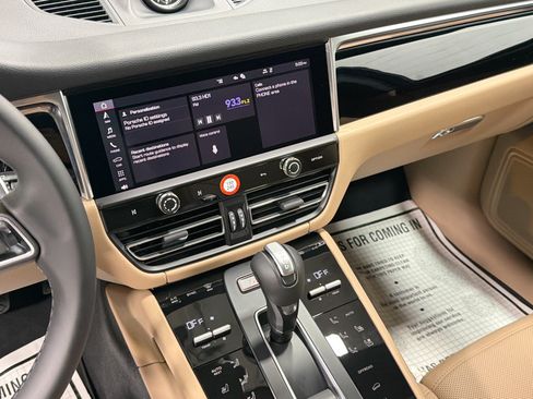 Certified 2026 Porsche Macan AWD/4WD image 27
