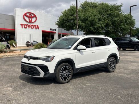 Used 2025 Volkswagen Taos SE image 1