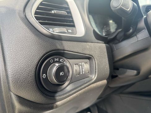 Used 2021 Jeep Renegade Latitude w/ Sun & Sound Group AWD/4WD image 33
