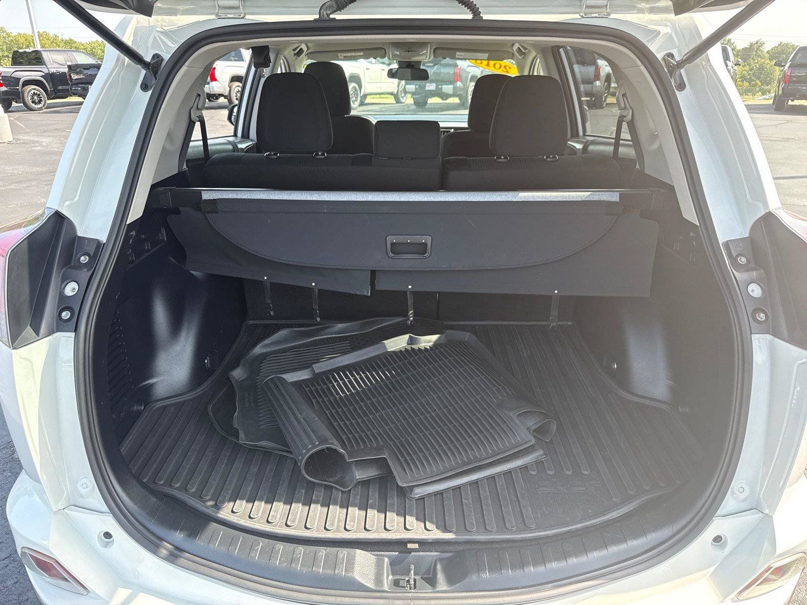 Used 2018 Toyota RAV4 LE w/ Carpet Mat Package AWD/4WD image 8