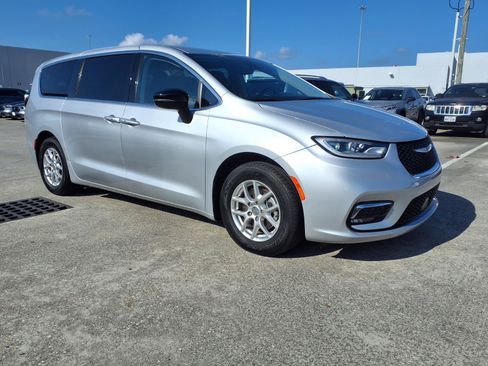 Used 2024 Chrysler Pacifica Touring-L FWD image 2
