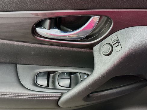 Used 2018 Nissan Rogue S AWD/4WD image 15