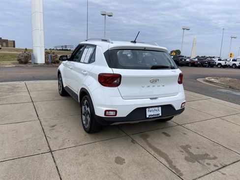 Used 2025 Hyundai Venue SEL image 8