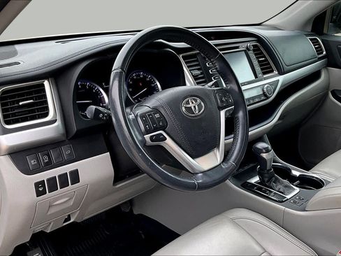Used 2018 Toyota Highlander XLE FWD image 17