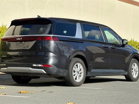Used 2024 Kia Carnival LX image 4