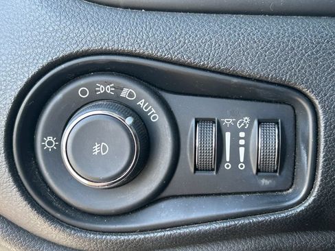 Used 2016 Jeep Renegade Trailhawk w/ Premium Trailhawk Package AWD/4WD image 26