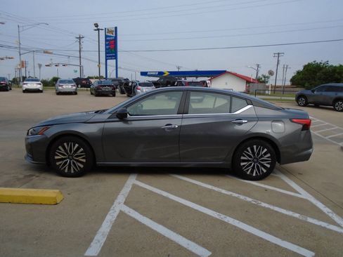 Used 2024 Nissan Altima 2.5 SV FWD image 4