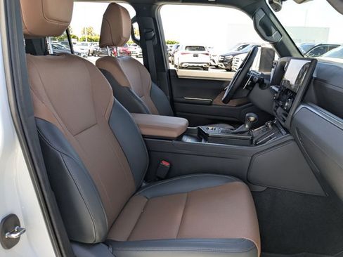 Used 2025 Lexus GX 550 w/ Cold Area Package AWD/4WD image 16