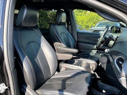Used 2025 Chrysler Pacifica Select FWD image 9