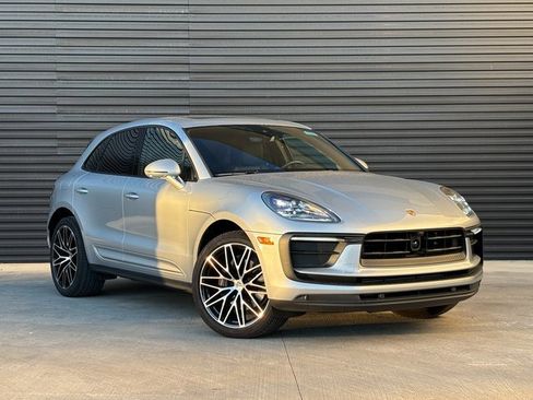 Certified 2025 Porsche Macan image 9