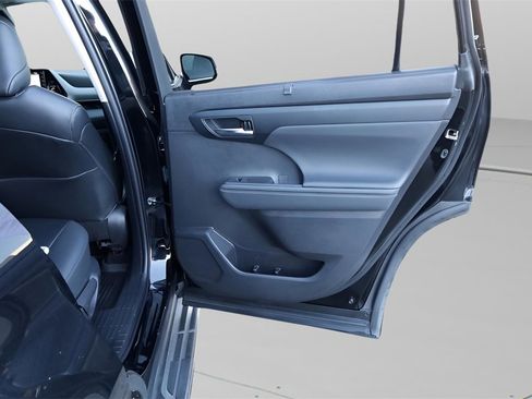 Certified 2022 Toyota Highlander XLE image 41