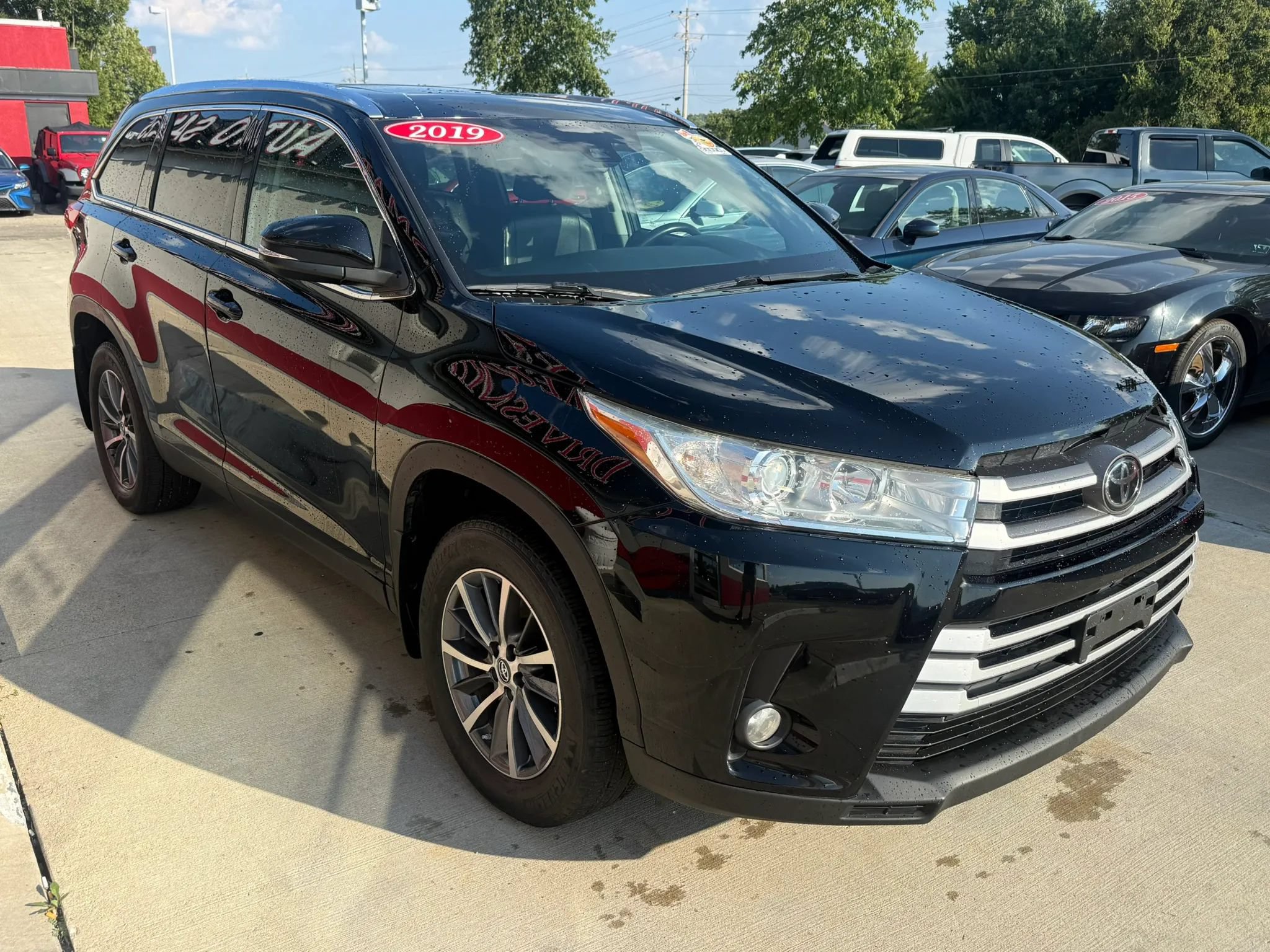 Used 2019 Toyota Highlander XLE AWD/4WD image 2
