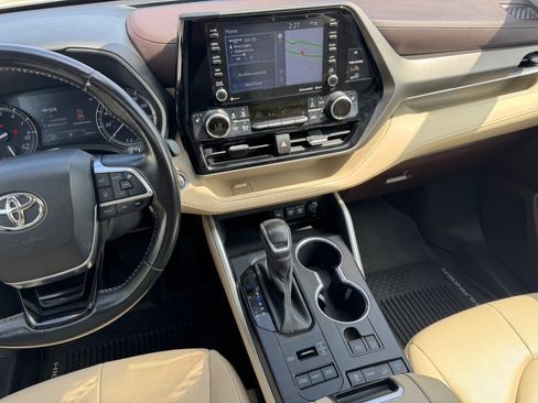 Used 2020 Toyota Highlander XLE image 58