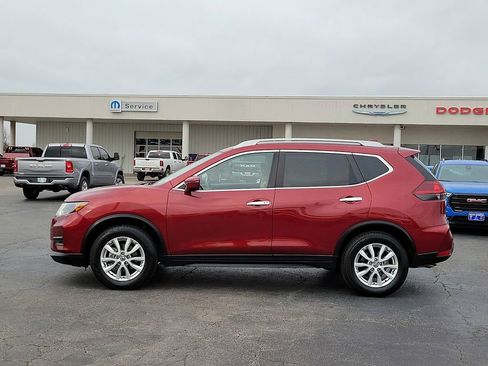 Used 2020 Nissan Rogue SV image 3