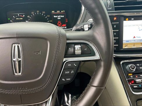 Used 2018 Lincoln Continental Select image 24