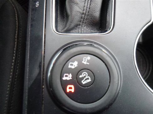 Used 2018 Ford Explorer XLT image 17