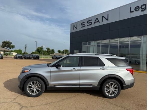Used 2023 Ford Explorer Limited w/ Equipment Group 301A AWD/4WD image 2