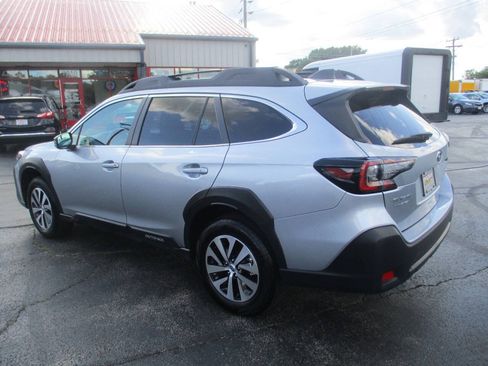 Used 2025 Subaru Outback Premium AWD/4WD image 3