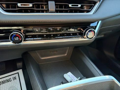 New 2026 Chevrolet Equinox LT w/ Convenience Package II FWD image 30