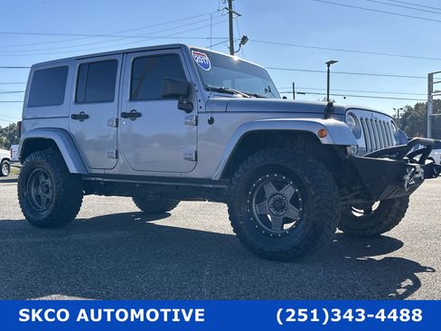 Used 2017 Jeep Wrangler Unlimited Sahara w/ Connectivity Group image 7