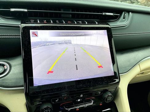 Used 2024 Jeep Grand Cherokee Limited image 19