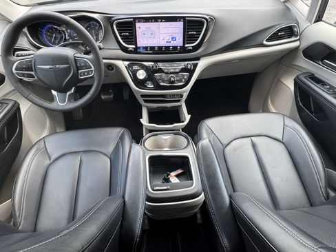 Used 2024 Chrysler Pacifica Touring-L FWD image 24