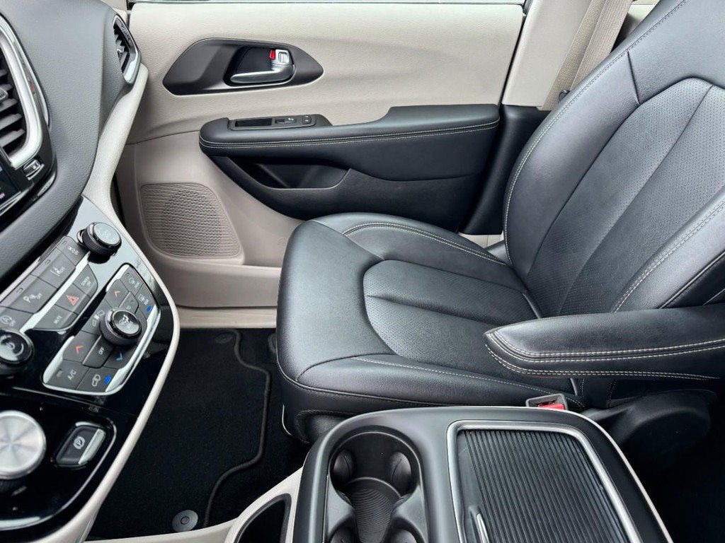 Used 2024 Chrysler Pacifica Touring-L FWD image 14