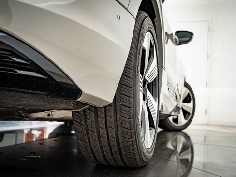 Used 2022 Audi e-tron Premium Plus w/ Premium Plus Package image 40