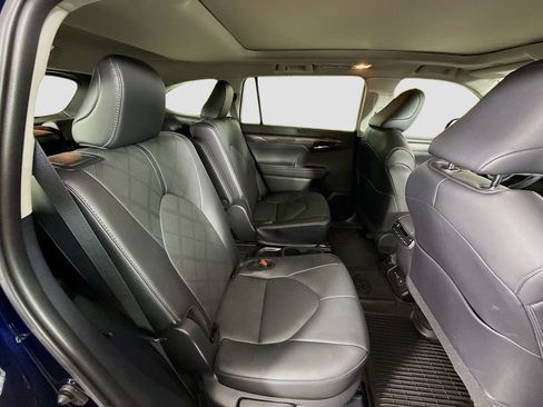 Certified 2024 Toyota Highlander Platinum FWD image 18