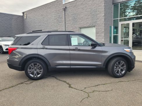 Used 2023 Ford Explorer XLT w/ Equipment Group 202A image 3