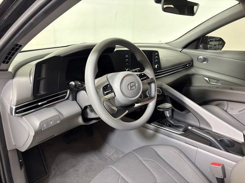 Used 2024 Hyundai Elantra SE FWD image 16