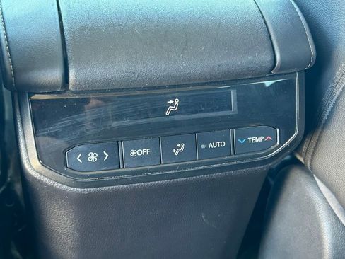 Used 2020 Toyota Highlander XLE FWD image 25