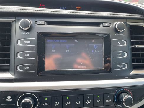 Used 2019 Toyota Highlander LE AWD/4WD image 19