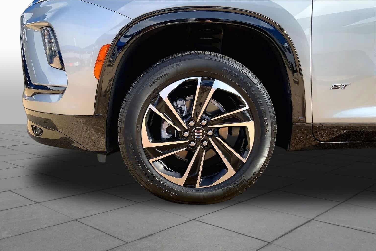 Used 2025 Buick Enclave Sport Touring FWD image 11