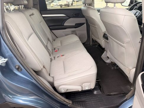 Used 2017 Toyota Highlander Plus w/ Carpet Mat Package FWD image 30