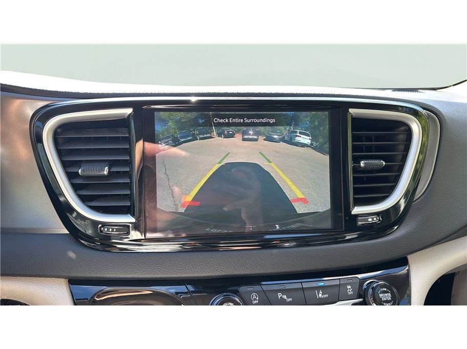 Used 2024 Chrysler Pacifica Touring-L FWD image 42