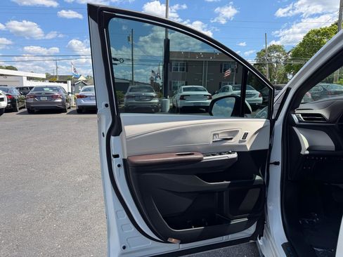 Used 2021 Toyota Sienna Platinum FWD image 9