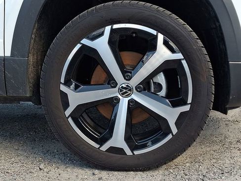 Used 2025 Volkswagen Taos SEL image 8