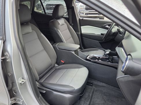 Certified 2025 Chevrolet Trax LT w/ LT Convenience Package FWD image 23