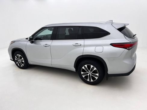Used 2021 Toyota Highlander XLE AWD/4WD image 10