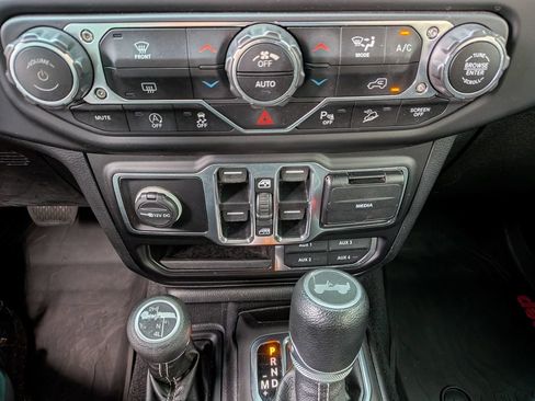 Used 2021 Jeep Wrangler Unlimited Sahara AWD/4WD image 17