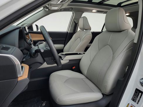 Used 2026 Toyota Grand Highlander FWD image 17