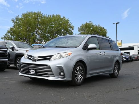 Used 2019 Toyota Sienna XLE FWD image 1