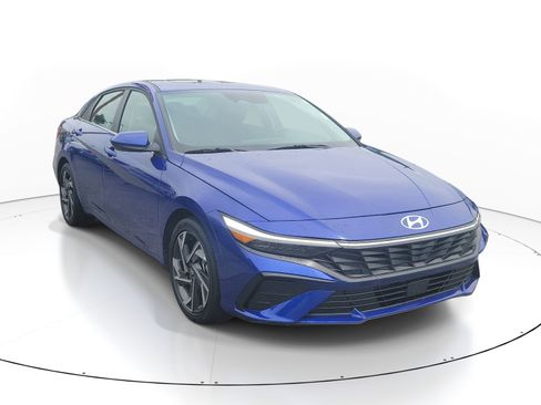 Used 2025 Hyundai Elantra SEL FWD image 3