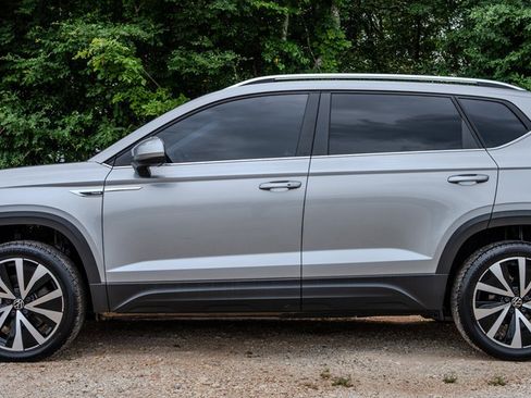 Used 2022 Volkswagen Taos SE FWD image 2